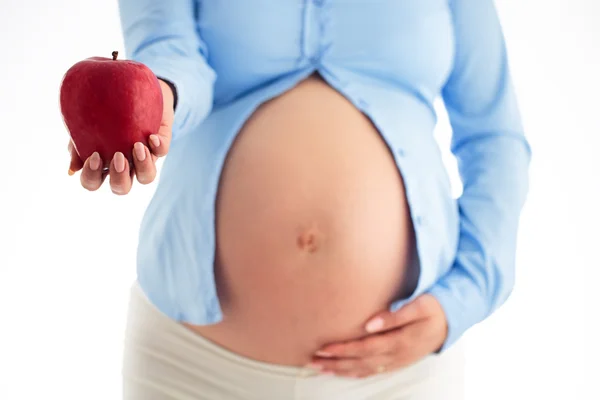 Piękna kobieta w ciąży z jabłkiem na białym tle na białym tle — Zdjęcie stockowe