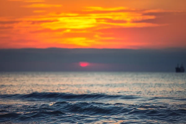 Zeilen in de zee, de prachtige zonsopgang landschap vrachtschip — Stockfoto