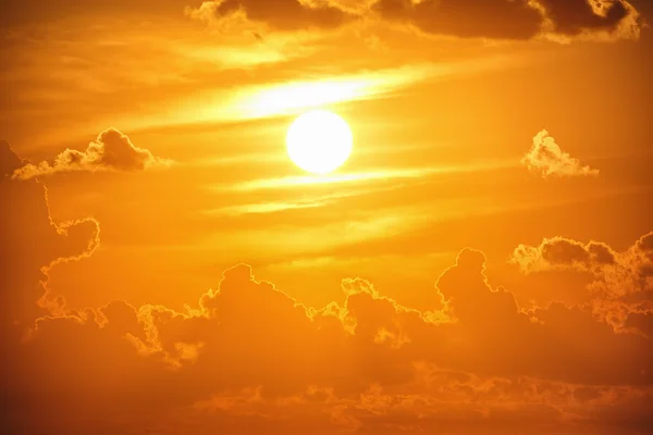 Słońce wschodzi w niebo. Piękny wschód słońca z cloudscape. — Zdjęcie stockowe