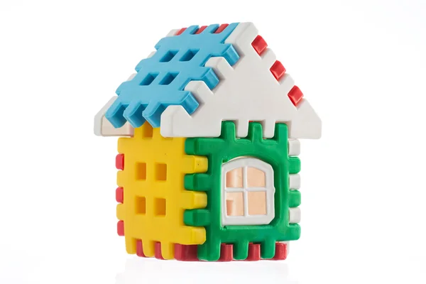 Іграшковий барвистий будинок ізольований на білому тлі — стокове фото