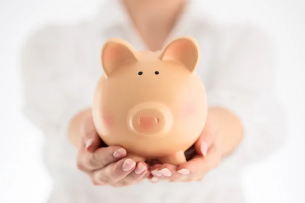 Piggy Bank e conceito de negócio. Mulher segurando cerâmica porquinho proibição — Fotografia de Stock