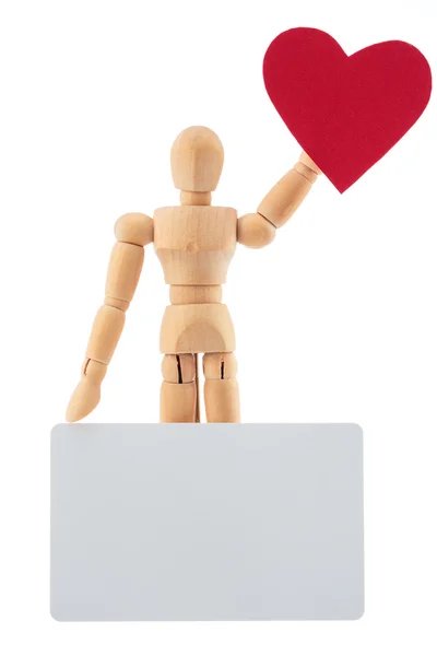 Статуя игрушки деревянного человека с сердцем и пустой карточкой для текстовой студии — стоковое фото