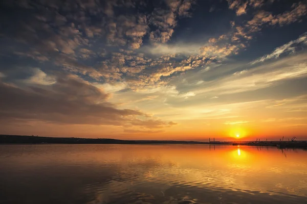 Bellissimo paesaggio nuvoloso sul mare — Foto Stock