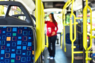 Hamile kadın sırasında genel autobus veya tramvay, seyahat