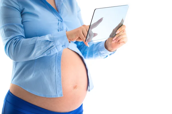 Mulher grávida fazendo uso de tecnologias inovadoras — Fotografia de Stock