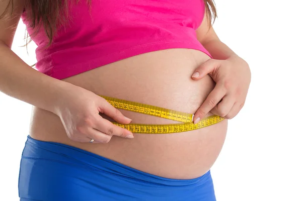 Kobieta w ciąży gospodarstwa licznik na białym tle. Conce diety i opieki zdrowotnej — Zdjęcie stockowe