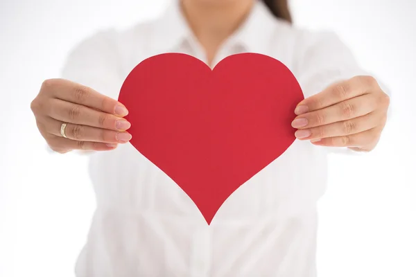 Donna che tiene il cuore rosso tra le mani, primo piano — Foto Stock