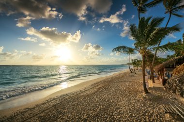 Karayipler tatil, tropikal plaj üzerinde güzel gündoğumu