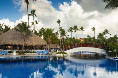 Lüks resort, Punta Cana tropikal yüzme havuzunda 