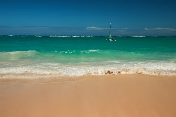 Catamarã de aventura à vela no mar de Carribean, belo panorami — Fotografia de Stock