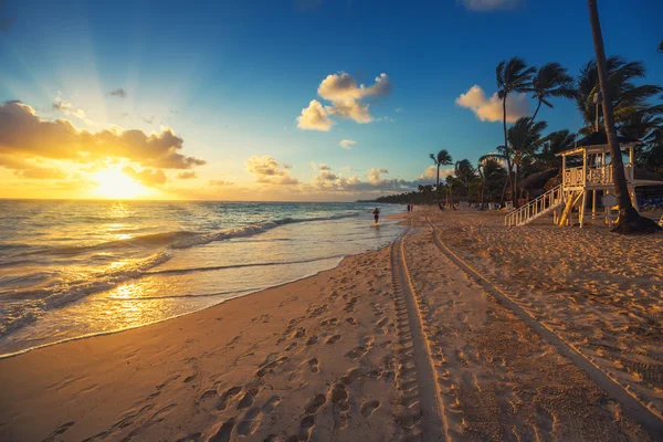 Vacances des Caraïbes, beau lever de soleil sur la plage tropicale — Photo