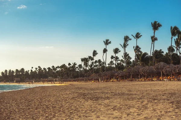 Carribean vacaciones, hermoso amanecer sobre la playa tropical —  Fotos de Stock