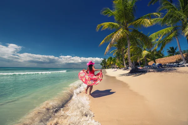 Mujer feliz en la playa de arena tropical, Isla Saona, Dominicana — Foto de Stock