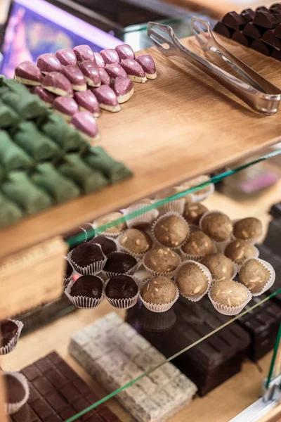 Handgemachte Schokoladenbonbons und Pralinen auf der Schale — Stockfoto