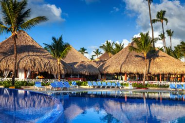 Lüks resort, Punta Cana tropikal yüzme havuzunda 