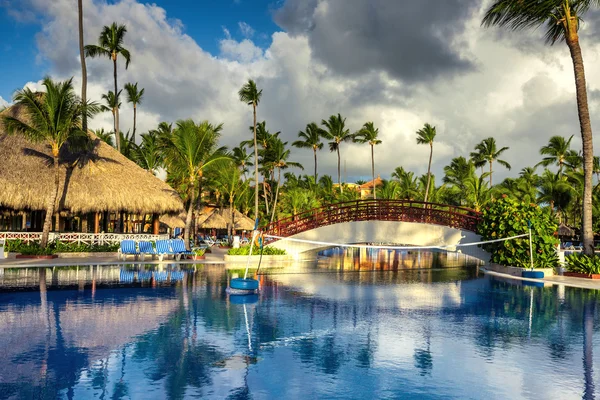 Piscina tropical en complejo de lujo, Punta Cana —  Fotos de Stock