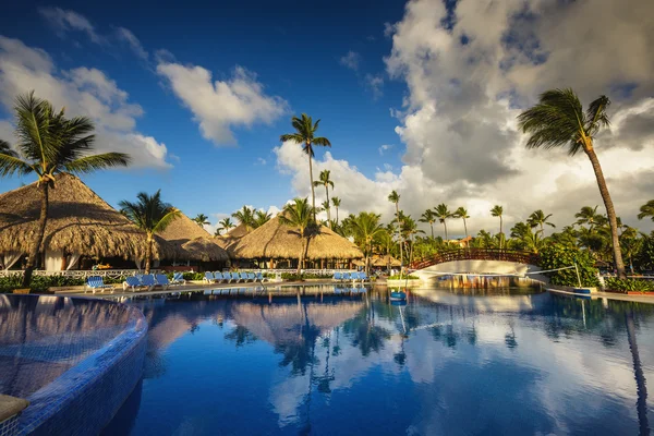 Piscina tropical en complejo de lujo, Punta Cana —  Fotos de Stock