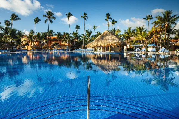 Piscina tropical en complejo de lujo, Punta Cana —  Fotos de Stock