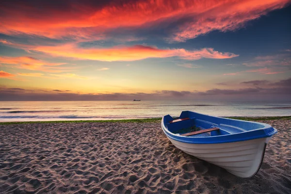 Boot und Sonnenaufgang — Stockfoto
