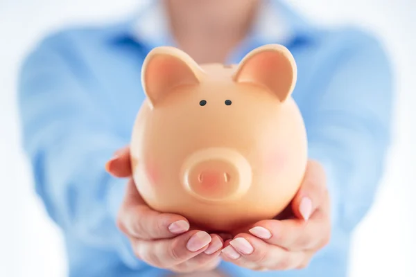 Piggy Bank e conceito de negócio. Mulher segurando cerâmica porquinho proibição — Fotografia de Stock