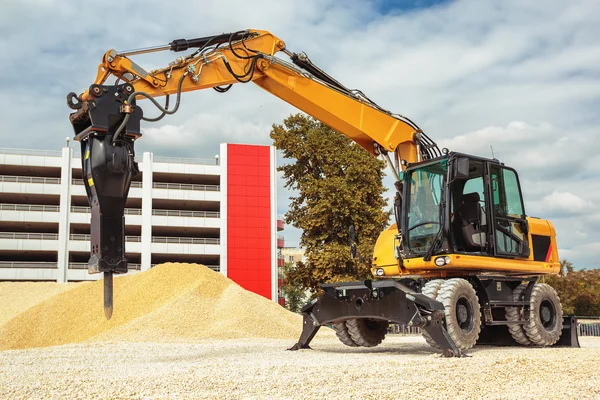 Kazıcı yükleyici veya buldozer - yol Isola kırpma ile tarak — Stok fotoğraf