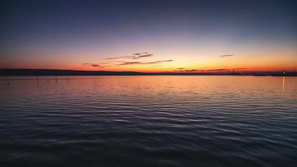 Захід сонця над озером — стокове фото