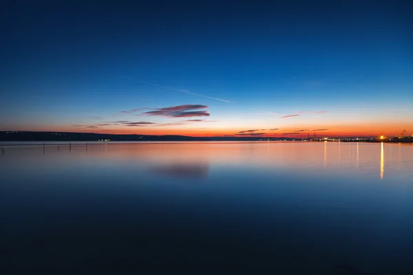 Ηλιοβασίλεμα πάνω από τη λίμνη — Φωτογραφία Αρχείου