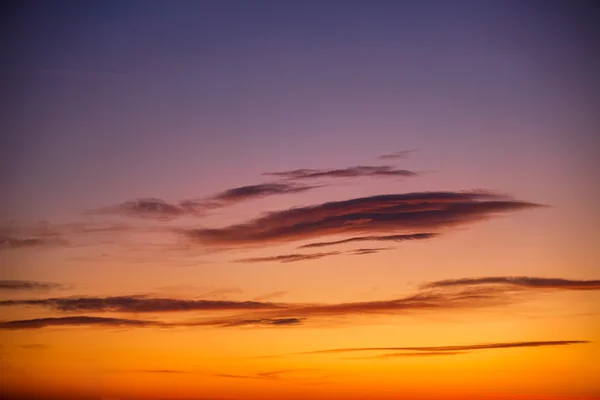 Sonnenuntergang Himmel Hintergrund mit winzigen Wolken — Stockfoto