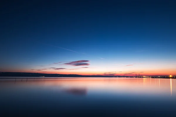 Solnedgång över sjön — Stockfoto