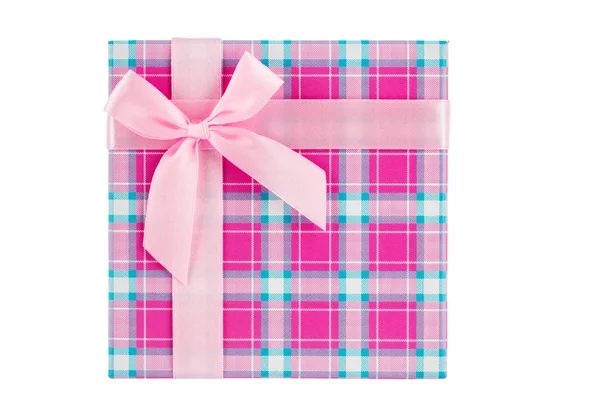 Ροζ συσκευασία δώρου με κορδέλα, απομονώνονται σε λευκό — Φωτογραφία Αρχείου
