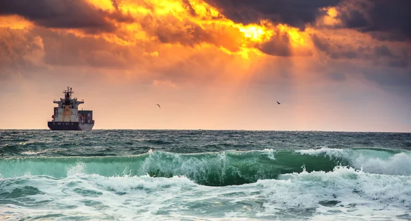 Navio de carga com contentores à luz do nascer do sol — Fotografia de Stock