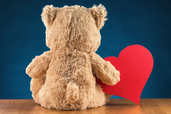 Urso de pelúcia segurando um coração — Fotografia de Stock