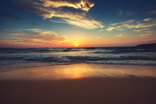 Hermoso paisaje nublado sobre el mar —  Fotos de Stock