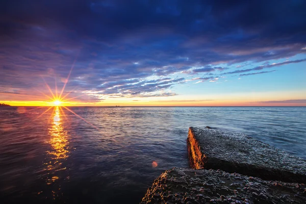 Dramatische Wolkenlandschaft über dem Meer, Sonnenaufgang — Stockfoto