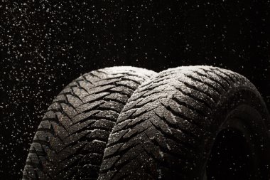 Kış araba lastikleri ile siyah kar