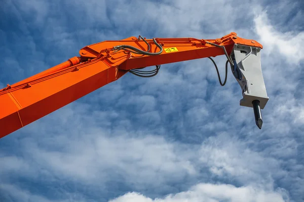 Lastmaskin eller bulldozer - grävmaskin mot blå himmel — Stockfoto