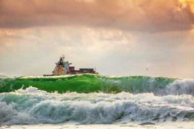 Kargo gemi konteyner gündoğumu ışık ile
