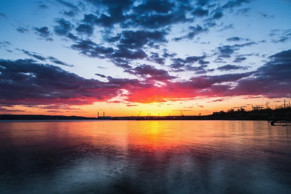 Beautiful cloudscape over the lake — Stock Photo, Image