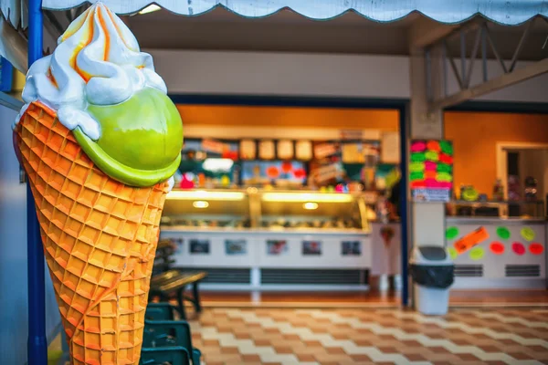 Renkli dondurma salonu vintage işareti ve Dükkanı — Stok fotoğraf