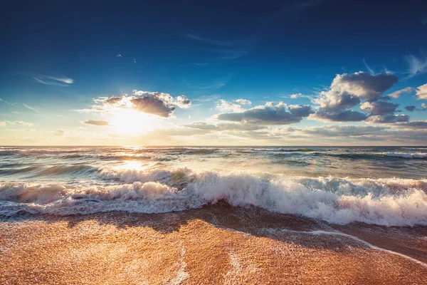 Hermoso paisaje nublado sobre el mar — Foto de Stock