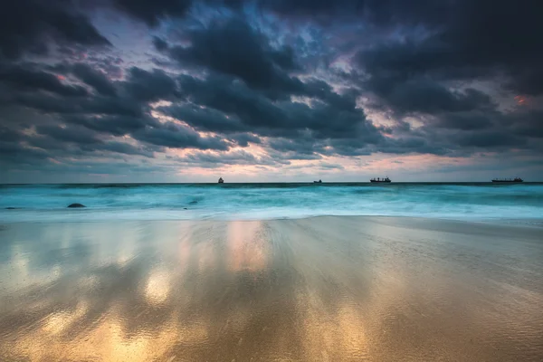 Pôr-do-sol dramático na praia do oceano — Fotografia de Stock