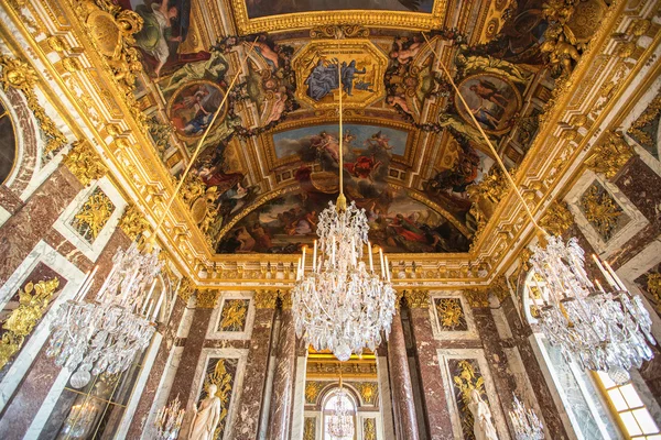 VERSAILLES, FRANCIA - 26 maggio 2014: Chateau de Versailles palacenear Paris. Il palazzo Versailles era un castello reale. E 'stato aggiunto alla lista UNESCO dei siti patrimonio dell'umanità — Foto Stock