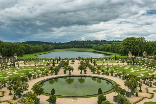 Szép kert, egy híres Palace Versailles, Franciaország — Stock Fotó