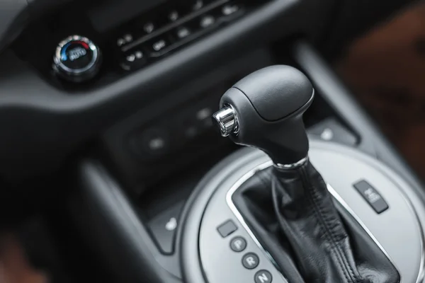 Diseño interior del coche, tablero de instrumentos moderno —  Fotos de Stock