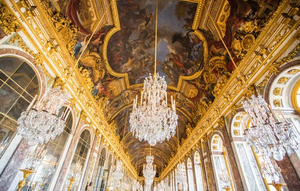 Una decorazione del soffitto di lusso nel palazzo Versailles a Parigi, Franc — Foto Stock