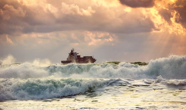 Buque de carga con contenedores a la luz del amanecer —  Fotos de Stock