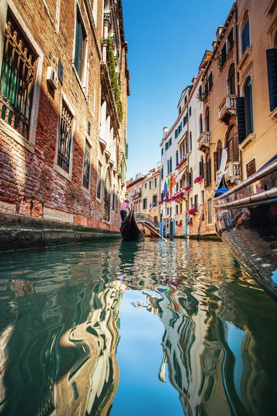 View from gondola during the ride through the canals of Venice i — Stock Photo, Image