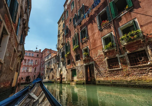 View from gondola during the ride through the canals of Venice i — Stock Photo, Image