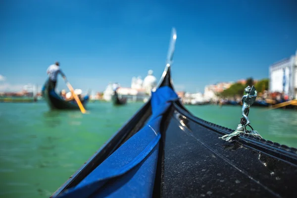 Vista dalla gondola durante il tragitto attraverso i canali di Venezia i — Foto Stock