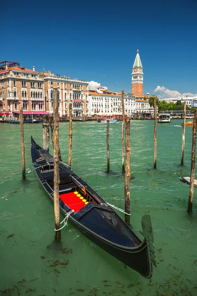 Nézd a gondola alatt az utazás keresztül a csatornák a Velence — Stock Fotó